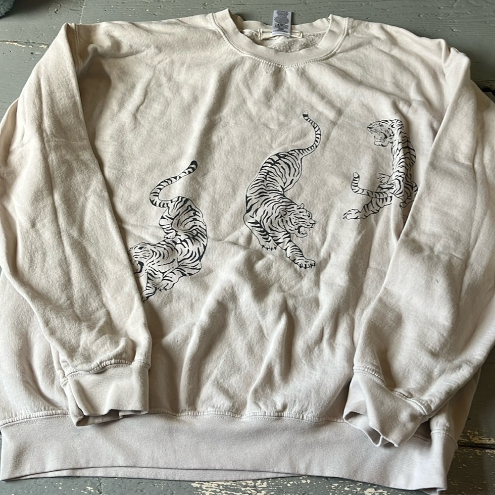 URBAN OUTFITTERS TIGER SWEATSHIRT- size m/l